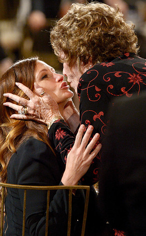 Julia Roberts, Shirley MacLaine Julia Roberts, Shirley MacLaine